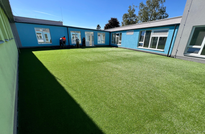 Pokládka umělého trávníku do vnitrobloku školky