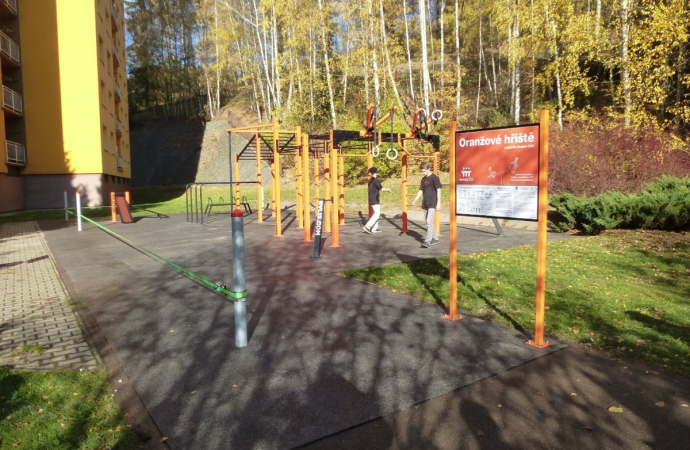 Oranžové hřiště Street Workout